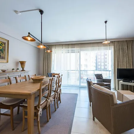 Guernsey Eerste Διαμέρισμα *